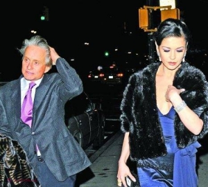Prima apariţie a lui Catherine Zeta-Jones după despărţirea de Michael Douglas. Este distrusă!