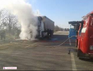 Un camion a luat foc din mers