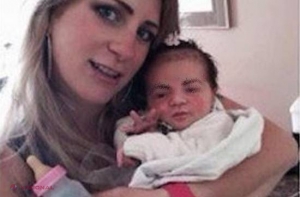 FOTO // Și-a bătut joc de copilul ei și este foarte MÂNDRĂ de asta. Imaginea care a bulversat INTERNETUL