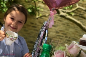 Această fetiță a primit la aniversarea de șapte ani un cadou extravagant de 7.000 de lire sterline