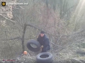 VIDEO // Bărbatul prins că a aruncat mai multe cauciucuri uzate într-un parc din sectorul Buiucani, AMENDAT și obligat să muncească în folosul comunității