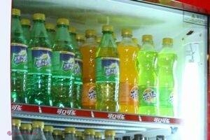Cu cât un copil se uită mai mult la televizor, cu atât bea mai mult băuturi dulci