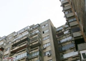 O fetiță de doi ani a căzut de la etajul patru al unui bloc de locuit