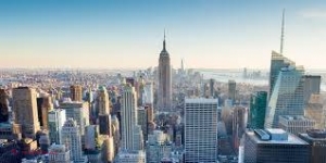 FOTO // Desen SCANDALOS proiectat pe un perete în New York: Preşedinţii Vladimir Putin şi Donald Trump sunt reprezentaţi ca fiind un cuplu