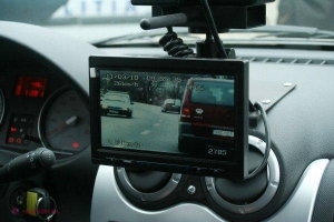 VIDEO INCREDIBIL // Ce i s-a întâmplat unui poliţist după ce a ÎNCĂLCAT limita de viteză