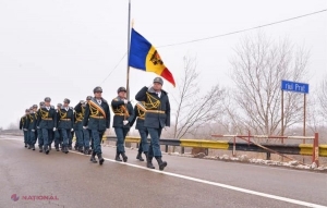 Militari ai Armatei Republicii Moldova au traversat Prutul în pas de defilare pentru a participa la parada militară care va avea loc de Ziua Națională a României 