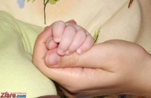 O femeie din Italia a SIMULAT o sarcină şi a CUMPĂRAT bebeluşul unei românce cu 20.000 de euro