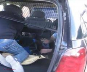VIDEO // Cum poți ASCUNDE un imigrant în podeaua mașinii și cum îl descoperă polițiștii