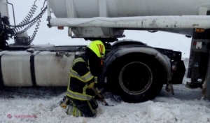 Mai multe mașini și un camion, DEBLOCATE de salvatori pe traseele din R. Moldova: S-au împotmolit în nămeți