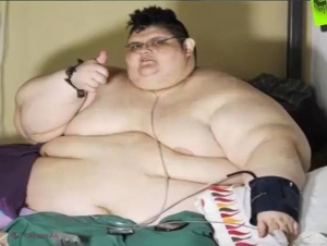 VIDEO // El este cel mai gras om din lume, are aproape 600 de kilograme! Este la un pas de moarte, dar…