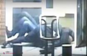 VIDEO // O televiziune rusească difuzează imagini cu lupta dintre un poliţist rus şi un diplomat american, pe scările ambasadei din Moscova