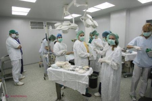 Femeie, chinuită după cezariană. Medicul care a operat-o şi-a uitat telefonul mobil în abdomenul ei