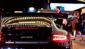 FOTO // Poliţia din Paris a detonat un Porsche de 150.000 de euro care era parcat ilegal