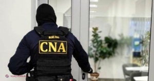 Un polițist din Strășeni s-a pomenit cu mascații de la CNA la ușă, după ce a fost DENUNȚAT pentru trafic de influență