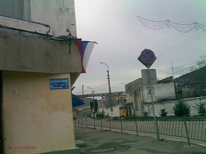 FOTO // Militarii ruşi AU FUGIT din faţa sediului grănicerilor ucraineni din Sevastopol