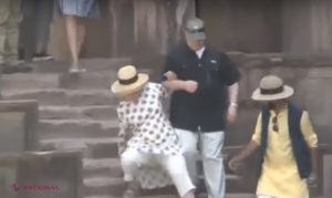 VIDEO // Hillary Clinton, din nou pe picior greșit! S-a împiedicat în timpul unei excursii