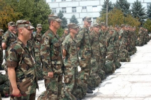Au bătut, șantajat soldați și au fost condamnați cu suspendare