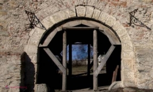 Descoperire IMPRESIONANTĂ într-o biserică din țară după ce au deschis o UȘĂ care era ZIDITĂ!