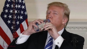 VIDEO // Cum a băut Trump, din sticlă, în direct de la Casa Albă. CIUDĂŢENIA momentului a provocat valuri de comentarii