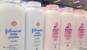 Johnson&Johnson recheamă zeci de mii de sticle de pudră de bebeluşi posibil contaminate cu azbest