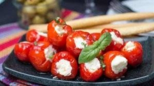 REȚETĂ // Ardei umpluți cu cremă de brânză și nuci
