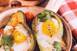 REȚETĂ // Ou în avocado la cuptor, un preparat perfect pentru weekend