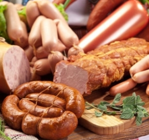Consumi des mezeluri? Un nutriţionist român îţi spune ce boli rişti
