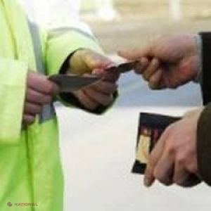 Un agent sub acoperire dă mită inspectorilor de patrulare. Șase polițiști au fost reținuți