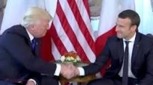 Toate GLUMELE pe seama fotografiei cu Trump și Macron plantând un copac