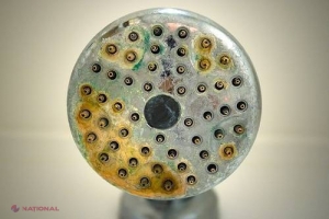 Cum se CURĂȚĂ capul de duș de toate DEPUNERILE de calcar