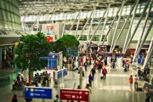 FOTO // Un pasager EasyJet cu un bebeluş în braţe a fost lovit cu pumnul în faţă de un angajat al aeroportului Nisa 