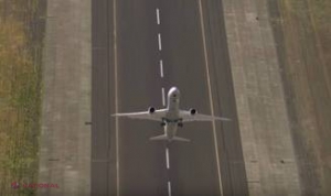 VIDEO // Clipul zilei: Show aviatic impresionant cu un Boeing uriaş