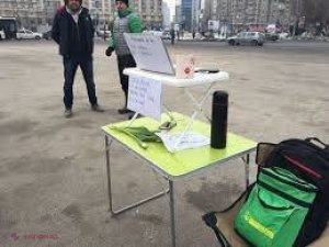  Antreprenorul Andrei Roşu, ultramaratonist, şi-a mutat biroul în Piaţa Victoriei, pentru a putea să lucreze, dar să şi protesteze la adresa guvernului 