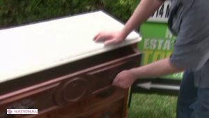 FOTO // A plătit o sumă modestă pentru un dulap vechi. Când a descoperit ce se ascundea într-un sertar SECRET a crezut că nu vede bine