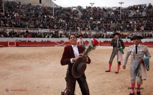 FOTO // A stârnit FURIE atunci când s-a pozat ţinând în mâna nişte urechi de taur. Ce a păţit această femeie matador