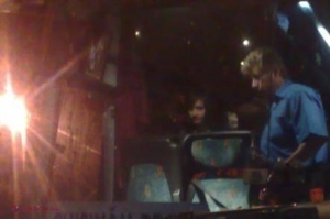 17 moldoveni, care se întorceau din Praga, îngheață într-o benzinărie din Cluj