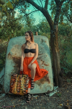 FOTO // Adela Popescu cu haine și sandale VECHI