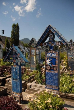 Cimitirul Vesel, locul unde crucile prezintă povești de viață și secrete