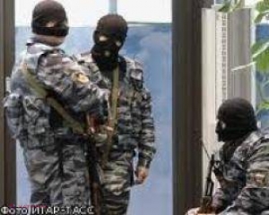 Separatiștii au PRĂDAT o bancă din Donețk și au luat doi ostatici 