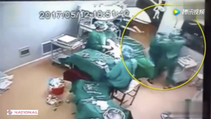 Imagini SCANDALOASE. Stătea întins pe masa de operaţie, când medicii şi-au aruncat mănuşile. Ce a urmat a mai putut fi oprit doar de POLIŢIE