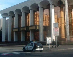 Un grup de tineri va saluta, în fața Palatului Republicii, participanții la Summitul PPE