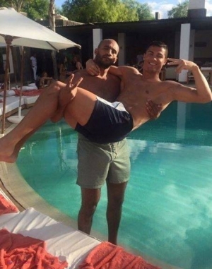 Anunţ ŞOC din Franţa: Cristiano Ronaldo ar fi HOMOSEXUAL. Relaţie DUBIOASĂ cu un luptător K1 