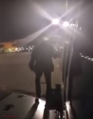 VIDEO // Un pasager a ieșit pe aripa avionului în semn de PROTEST că debarcarea s-a făcut cu întârziere