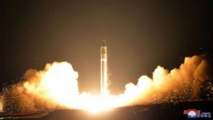 Pasagerii unui avion au văzut MOMENTUL în care racheta nord-coreeană a reintrat în atmosferă
