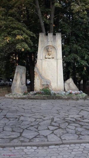 FOTO // GRĂMADĂ de gunoi la PICIOARELE lui Ștefan cel Mare