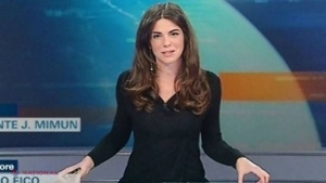 FOTO // Pare sobră, dar la TV s-a văzut ce făcea pe sub pupitrul ştirilor! O prezentatoare a COMIS-O grav