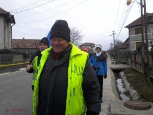 Octogenarul care s-a pornit PE JOS de la Bălți până la Alba Iulia parcurge ultimii kilometri din „DRUMUL UNIRII”
