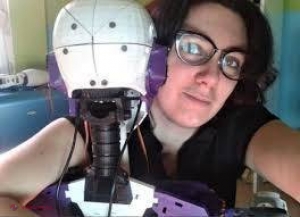 FOTO // O femeie s-a îndrăgostit de un ROBOT şi vrea să se căsătorească cu acesta