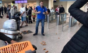 Liderul opoziției ruse, Aleksei Navalnîi, atacat cu cârnați