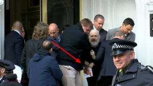 ÎNCĂTUŞAT şi scos cu forţa din Ambasada Ecuadorului: MESAJUL ascuns pe care Julian Assange l-a transmis în timp ce ţipa „TREBUIE SĂ REZISTAŢI!”